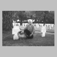 111-1004 Frau Ruth Hylla, geb. Scheffler, aus Wehlau am Grab ihres Bruders Heinz auf dem Heldenfriedhof Pomezia bei Rom.jpg